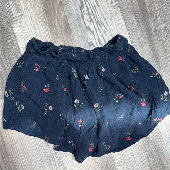 Hollister Floral Shorts - Picture 6 of 7